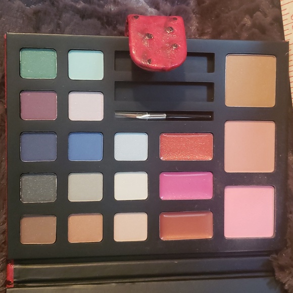 Parisian Eye, check, and lip palette - Picture 2 of 6